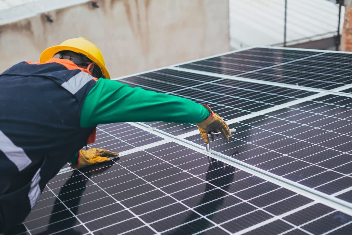 Panneaux solaires photovoltaïques installés sur un toit en France