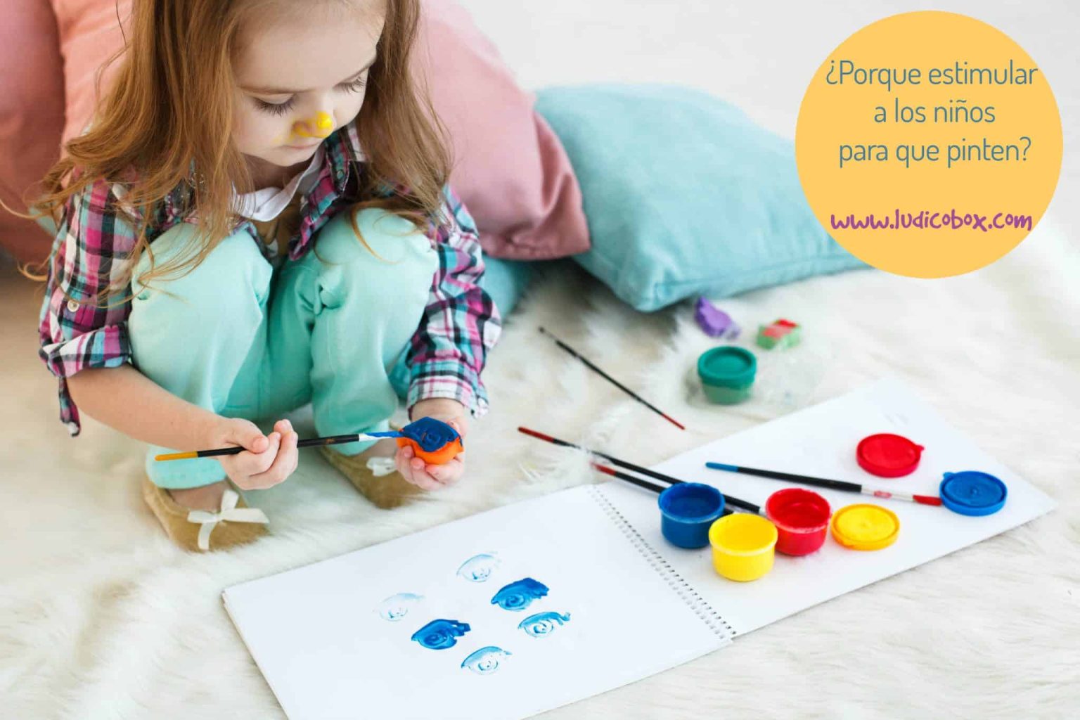 Enfants peignant ensemble dans une salle de classe maternelle