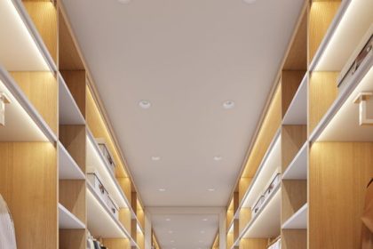 Dressing couloir aménagé avec élégance et efficacité