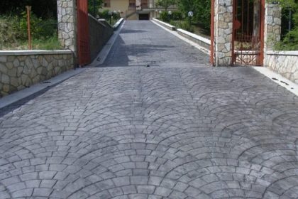Dalle de béton prête à être coulée pour un projet de 100 m²