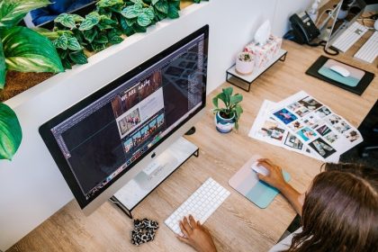 Équipe d'experts en stratégie web discutant autour d'une table