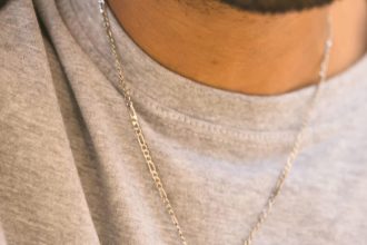 Découvrez les différents styles de chaînes pour homme et comment choisir le bijou idéal