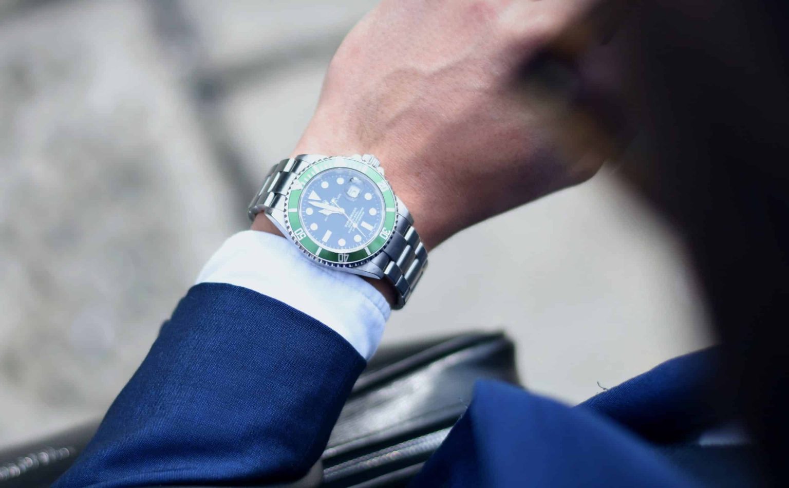 Montres de luxe de marques prestigieuses sur un fond élégant