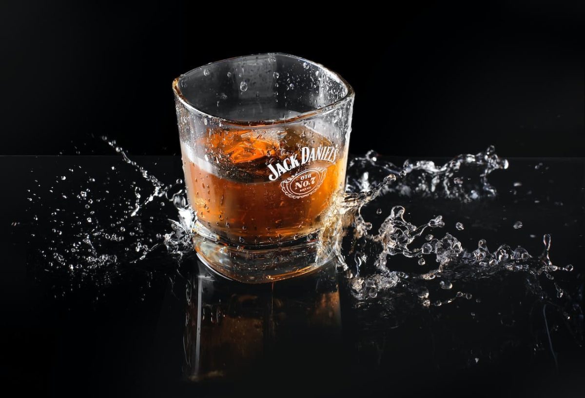 Dégustation de rhum ambré avec un verre approprié